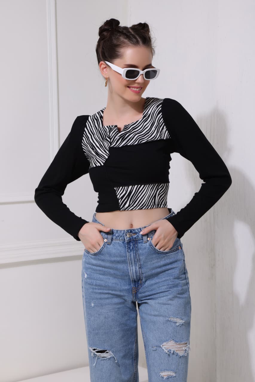 Black women’s fashion t shirt with textured detail, casual regular fit top for daily wear